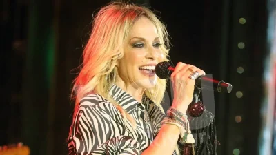 Τραγούδησε αγκαλιά με τον εγγονό της - "Έλιωσε" η Άννα Βίσση με τη φωνούλα του μικρού Νίκου