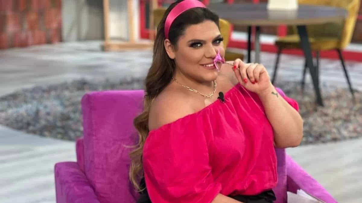 Η Δανάη Μπάρκα πόζαρε με μαύρο μπικίνι δίπλα σε πισίνα τεραστίων διαστάσεων και προκάλεσε πανικό