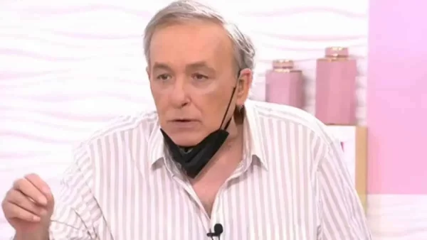 Με μάσκα κορωνοϊού στο πλατό του Super Κατερίνα - Επέστρεψε ο Μικρούτσικος μετά το θέμα της υγείας του