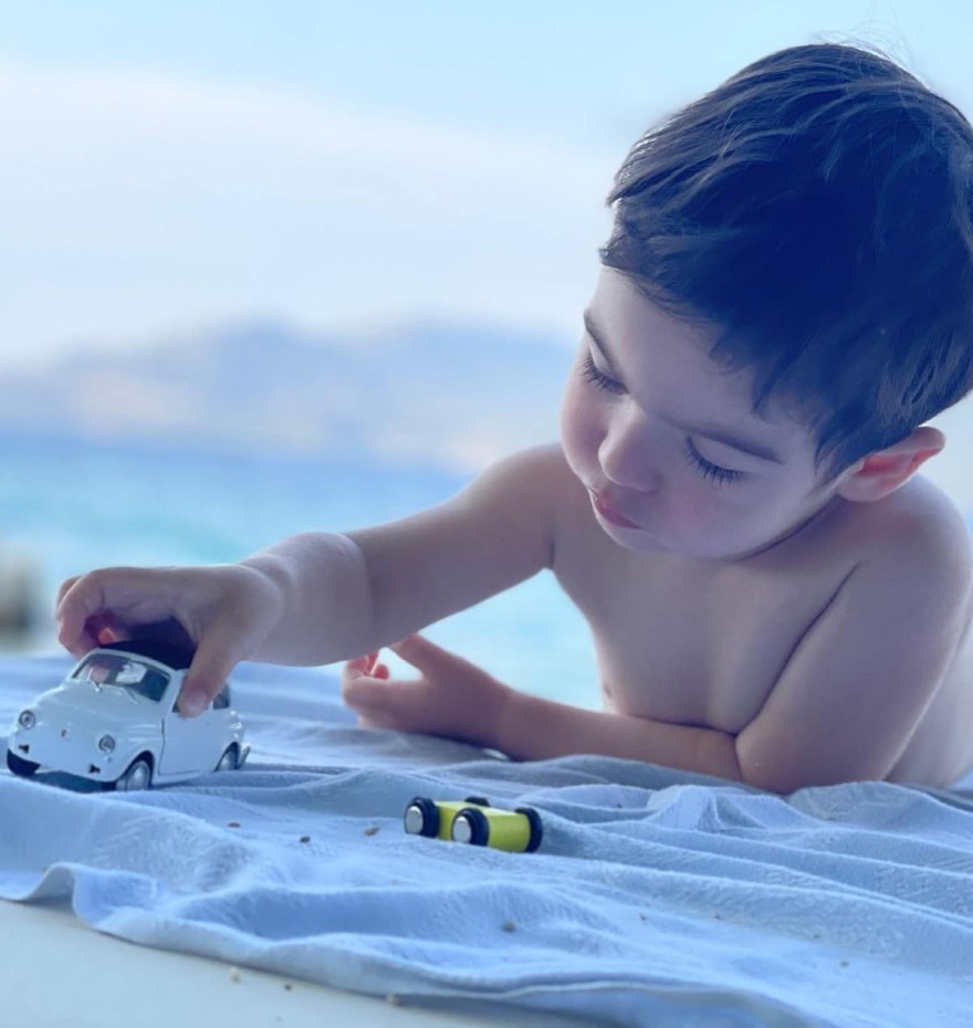 Ο γιος της Ανίτας Μπραντ και του Χάρη Χριστόπουλου