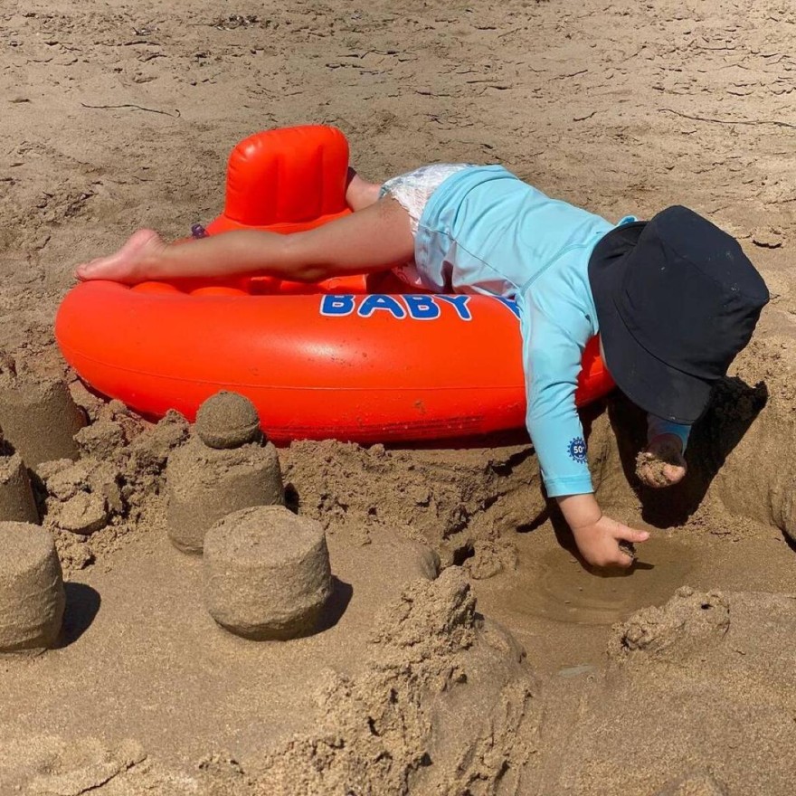 Ο γιος του Χριστόπουλου και της Μπραντ φτιάχνει καστράκια στην άμμο