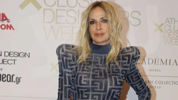 Με λεοπάρ μπικίνι και ατημέλητη - Η Άννα Βίσση παραμένει κορμάρα στα 64 της