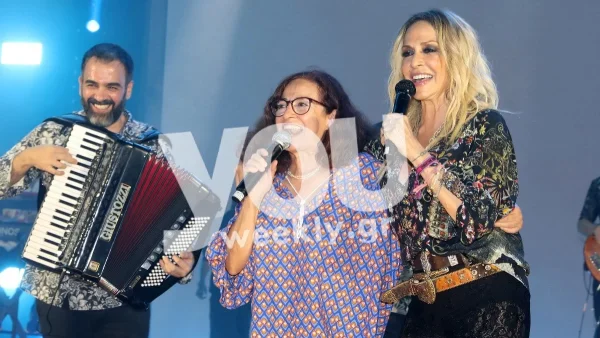 Τα ''έσπασαν'' οικογενειακώς στη συναυλία της Άννας Βίσση - Ανέβασε μέχρι και τον εγγονό της στη σκηνή