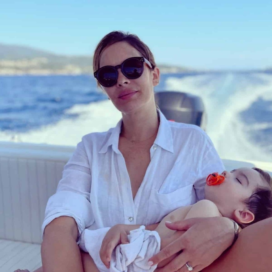 Ο γιος της Ανίτας Μπραντ κοιμάται στην αγκαλιά της