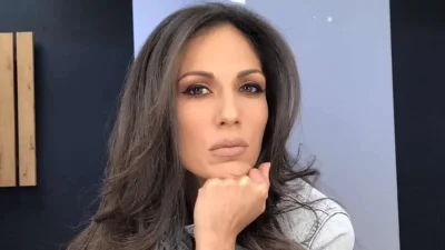 Ανθή Βούλγαρη: Η παρουσιάστρια του MEGA πόζαρει μακριά από τα τηλεοπτικά πλατό χωρίς ίχνος μακιγιάζ