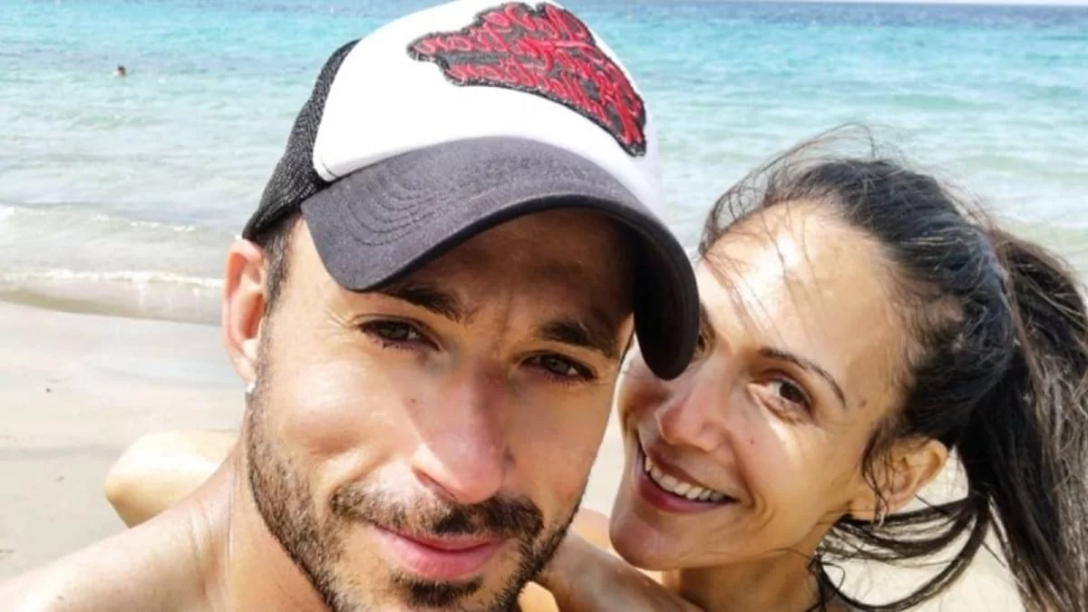 Δεν αποκαλύπτουν το νησί που βρίσκονται - Ξαπλωμένη στην άμμο η Ανθή Βούλγαρη με τον σύζυγό της