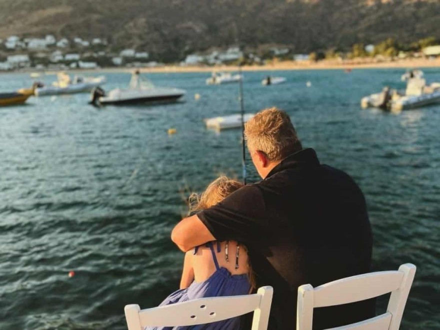 Ο Αντώνης Ρέμος ψαρεύει με την κόρη του στην Ίο