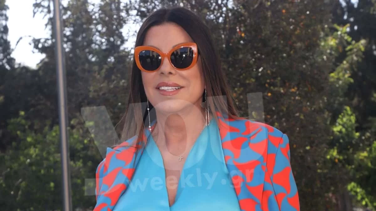 Σαν γοργόνα στα δίχτυα του ψαρά - Με τιρκουάζ μαγιό στην παραλία η Άντζελα Δημητρίου