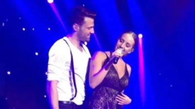 Με καυτό μίνι φόρεμα με σκίσιμο στο στήθος - Τα "έσπασε" στα μπουζούκια η Ανδρομάχη στο πλευρό του Αργυρού