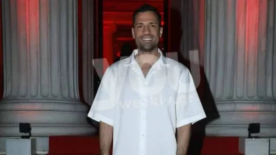 Με μαύρο κοστούμι και γραβάτα "έσκασε μύτη" ο Αργυρός - Τα πρώτα πλάνα από τον γάμο του αδερφού του