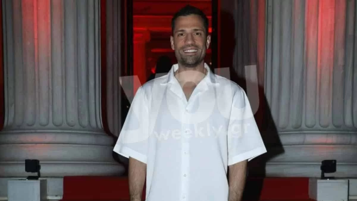 Με μαύρο κοστούμι και γραβάτα "έσκασε μύτη" ο Αργυρός - Τα πρώτα πλάνα από τον γάμο του αδερφού του