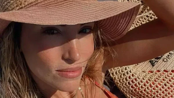 Με θέα το απέραντο γαλάζιο - Οικογενειακές διακοπές στη Μύκονο για την Αθηνά Οικονομάκου