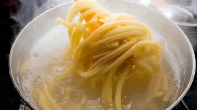 Μην πετάτε το νερό όταν βράζετε μακαρόνια! Μπορείτε να το χρησιμοποιήσετε για...