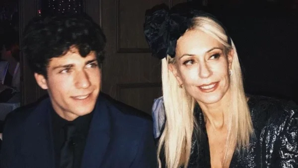 Φωτογραφήθηκε γυμνός μέσα σε καταρράκτη - Το επικό σχόλιο της Μαρίας Μπακοδήμου στον γιο της Νικήτα