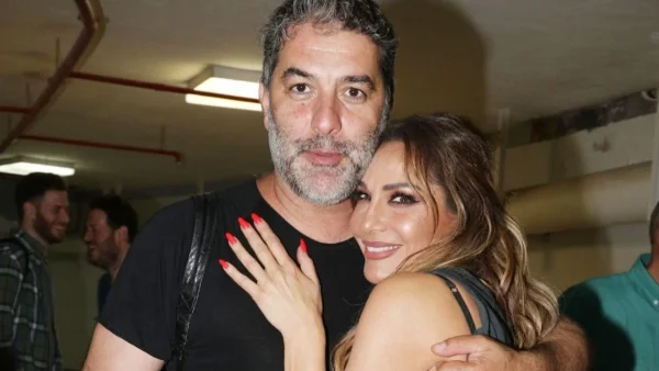 Έσβησε τούρτα στο πλευρό του Βασίλη Μπισμπίκη - Ξεχωριστά τα φετινά γενέθλια για την Δέσποινα Βανδή