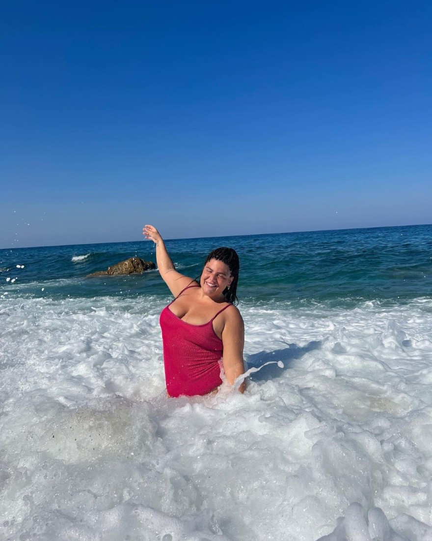 Η Δανάη Μπάρκα ποζάρει στη θάλασσα
