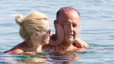 Σπάνιες φωτογραφίες που ήρθαν στο φως - Στην παραλία με ολόσωμο μαγιό και τον Αλεβιζόπουλου αγκαλιά η Μπεκατώρου