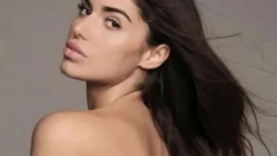 Πόζαρε με έντονο φούξια ολόσωμο στη Μύκονο και ''έριξε'' το instagram - Η νέα ανάρτηση της Ιωάννας Μπέλλα