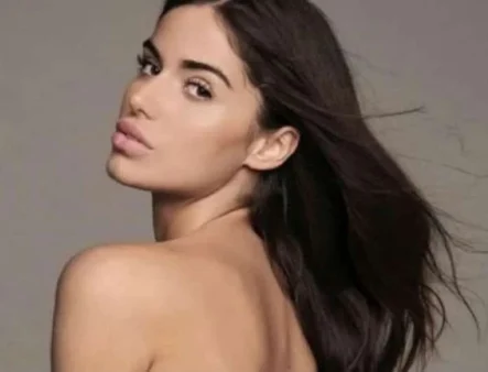 Πόζαρε με έντονο φούξια ολόσωμο στη Μύκονο και ''έριξε'' το instagram - Η νέα ανάρτηση της Ιωάννας Μπέλλα