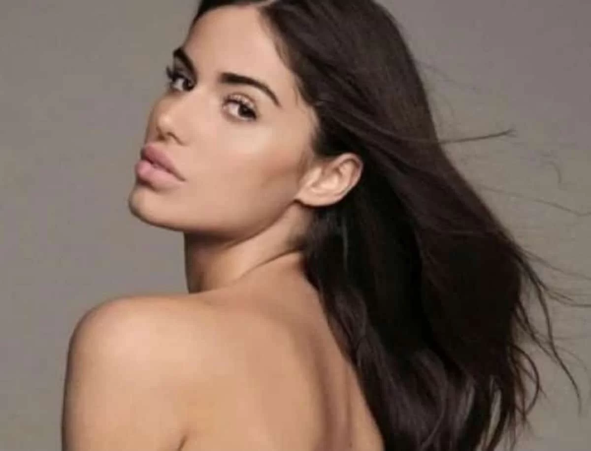 Πόζαρε με έντονο φούξια ολόσωμο στη Μύκονο και ''έριξε'' το instagram - Η νέα ανάρτηση της Ιωάννας Μπέλλα