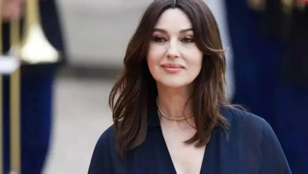 Monica Belluci: Η Ιταλίδα καλλονή ''πιάστηκε'' σε σόλο διακοπές στην Πάρο