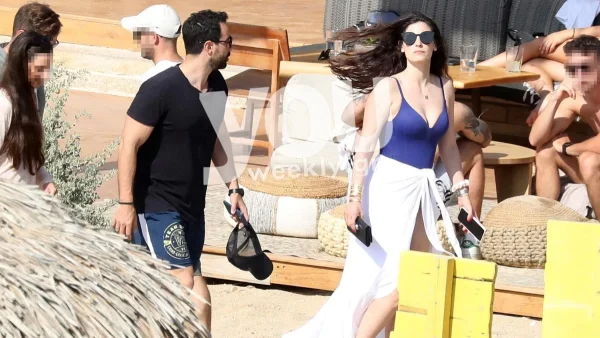 Μαμά και κόρες στο κρεβάτι - Η τρυφερή φωτογραφία της Χριστίνας Μπόμπα με τις δίδυμες