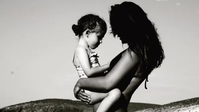 Έπαιζε πιάνο με πιάτο θέα όλο το Αιγαίο - Το συγκινητικό βίντεο με την κόρη του Ρέμου και της Μπόσνιακ