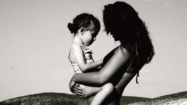 Έπαιζε πιάνο με πιάτο θέα όλο το Αιγαίο - Το συγκινητικό βίντεο με την κόρη του Ρέμου και της Μπόσνιακ