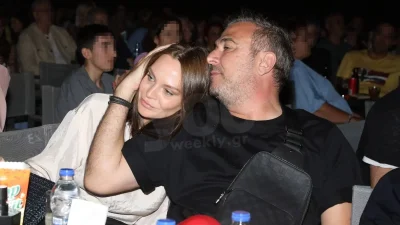 Δεν αφήνει συναυλία που να μην είναι εκεί - Σχεδόν άβαφη η Υβόννη Μπόσνιακ στο πλευρό του Αντώνη Ρέμου