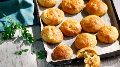 Καλοκαιρινά μπουρεκάκια με ντομάτα και τυριά - Εύκολα και γρήγορα