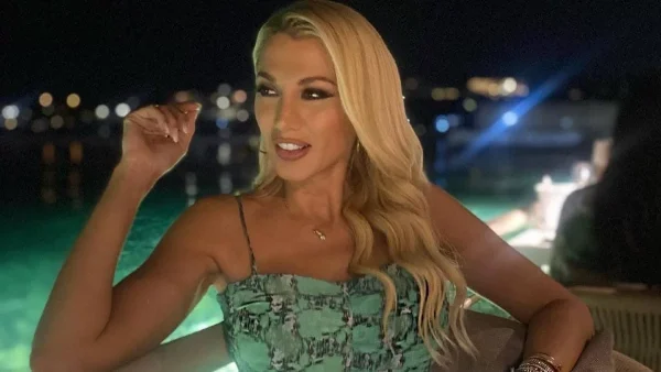 Με γαλάζια ρόμπα στο νέο της σπίτι - Πιο ακομπλεξάριστη από ποτέ στον 5ο μήνα της εγκυμοσύνης η Κωνσταντίνα Σπυροπούλου