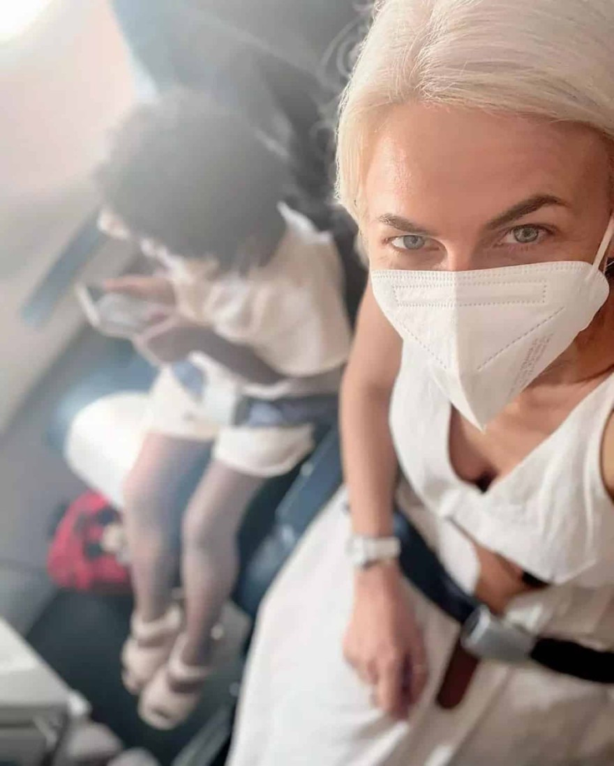 Η Χριστίνα Κοντοβά ταξιδεύει με την μικρή της κόρη Ada