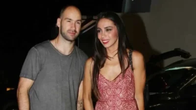 Εκείνος με φλοράλ πουκάμισο κι αυτή με μίνι φόρεμα - Όλη η Ίος κοίταγε τον Βασίλη Σπανούλη και την Ολυμπία Χοψονίδου