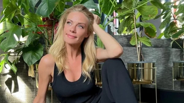 Πόζαρε χωρίς μακιγιάζ και με τα μαλλιά κότσο - Οι φωτογραφίες της Ζέτας Μακρυπούλια που έφεραν δεκάδες σχόλια