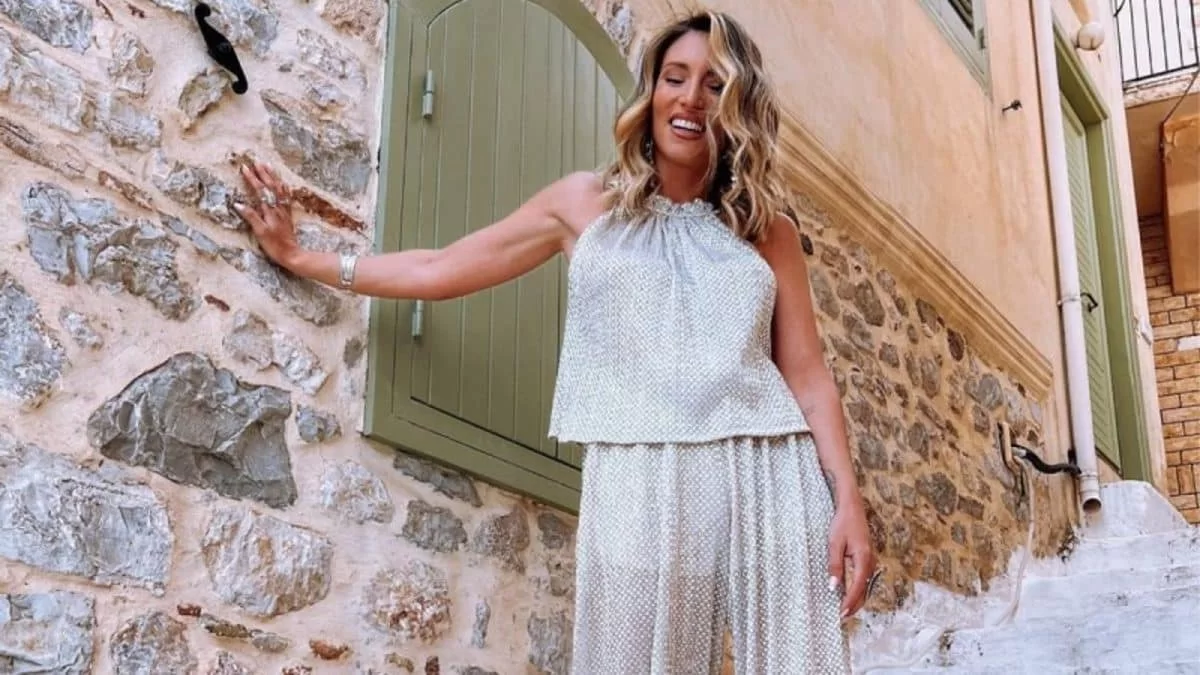 Επέστρεψε στην καλοκαιρινή της βάση - Μαυρισμένη και ανανεωμένη η Οικονομάκου στη Μύκονο