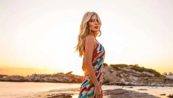 Με μακρύ λεοπάρ κιμονό και από μέσα αποκαλυπτικό ολόσωμο - Η νέα εμφάνιση της Καινούργιου στη Μύκονο