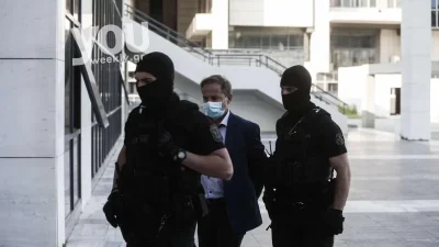 Δίκη Λιγνάδη: Η εικόνα του μαρτυρά την κακή του ψυχολογική κατάσταση - Τα πλάνα του σκηνοθέτη από το δικαστήριο