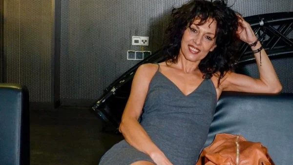 Με ασπρόμαυρο μπικίνι στα 58 της η Δήμητρα Παπαδήμα - Ρίχνει κάτω μέχρι και 20άρες με το καλλίγραμμο σώμα της