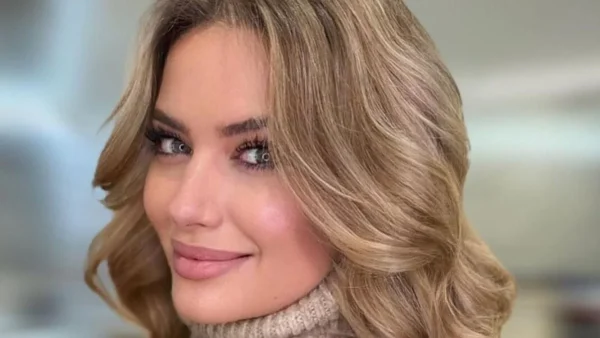 Ντόρα Μακρυγιάννη: Σε πόζες μπαλαρίνας με φτερωτό μαύρο κορμάκι και ασορτί παπούτσια