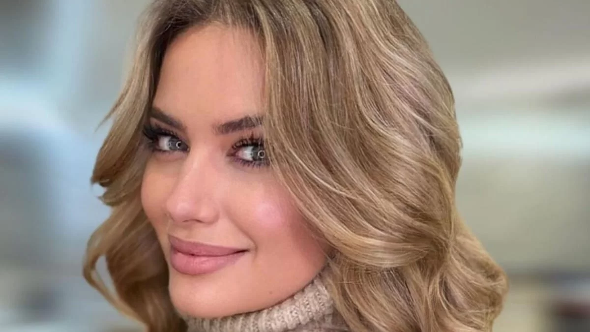 Ντόρα Μακρυγιάννη: Σε πόζες μπαλαρίνας με φτερωτό μαύρο κορμάκι και ασορτί παπούτσια