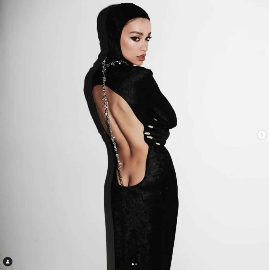 Ελένη Φουρέιρα - Ανάρτηση