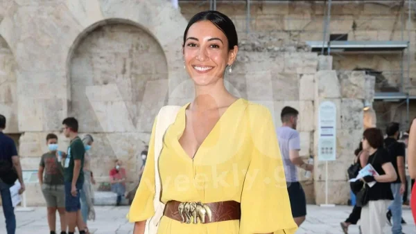 Κάτω από τα νερά του καταρράκτη στη Σαμοθράκη η Ευγενία Σαμαρά - Οι διακοπές της στην Ελλάδα μετά το Παρίσι