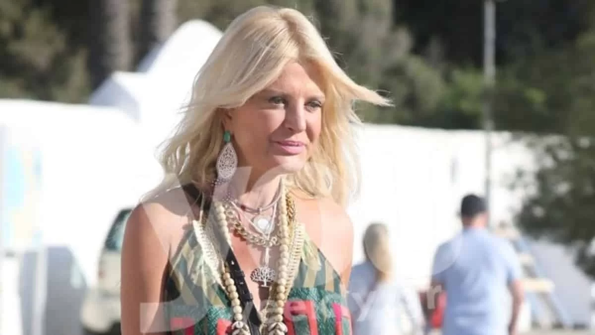 Με μωβ πορτοκαλί σύνολο με πούπουλα -  Η Μαρίνα Πατούλη αναστάτωσε τα Ματογιάννια