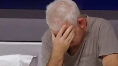 Πέτρος Φιλιππίδης: Τα πρώτα πλάνα από την επιστροφή στο σπίτι του - Με καπέλο και φανερά αδυνατισμένος