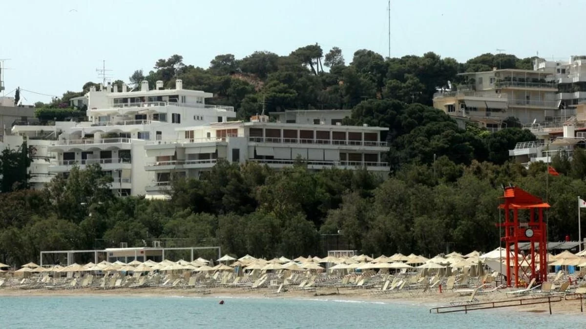 Φωτιά τώρα στη Βουλιαγμένη, δίπλα στις ράγες του τραμ