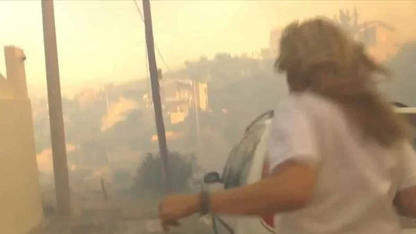 Φωτιά Πεντέλη: Καρέ - Καρέ η συγκλονιστική στιγμή που δημοσιογράφος του ALPHA κινδύνεψε από τις φλόγες