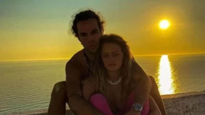 Full in love σε γαλαζοπράσινα νερά - H περίεργη στάση του Άγγελου Λάτσιου στα πόδια της Γαίας Μερκούρη