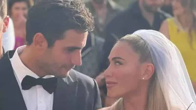 Με φραμπαλά και έξω τον έναν ώμο - Όλοι κοιτούσαν το φόρεμα της Ζώζας στον γάμο της Κόνι Μεταξά