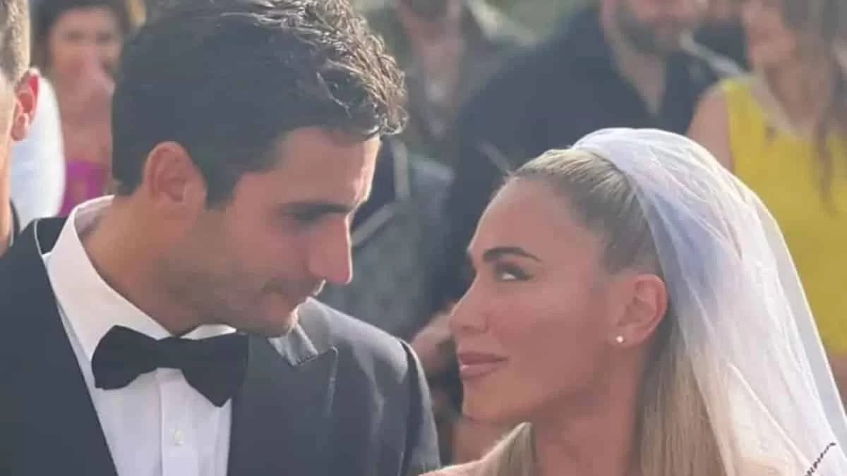 Με φραμπαλά και έξω τον έναν ώμο - Όλοι κοιτούσαν το φόρεμα της Ζώζας στον γάμο της Κόνι Μεταξά