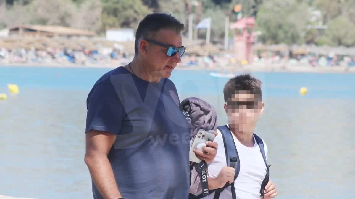 Αγκαλιά με τον σκύλο τους στην Τήνο - Οι βόλτες με το σκάφος συνεχίζονται για τον Γιώργο Λιάγκα και τους γιους του